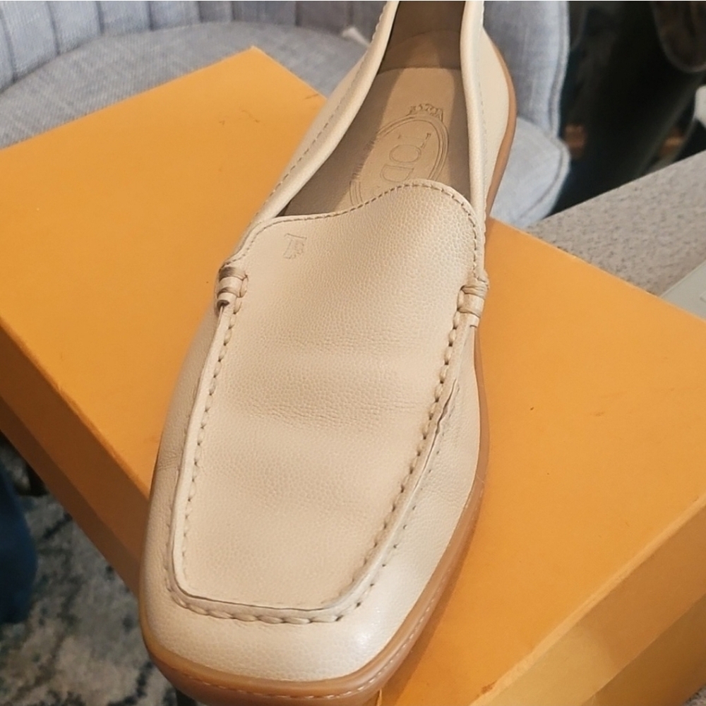 Tod's genuine leather flat Loafers sz 9 1/2